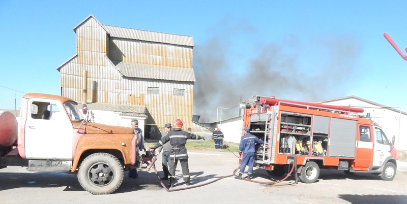 Скадовські вогнеборці рятували рис від умовного вогню
